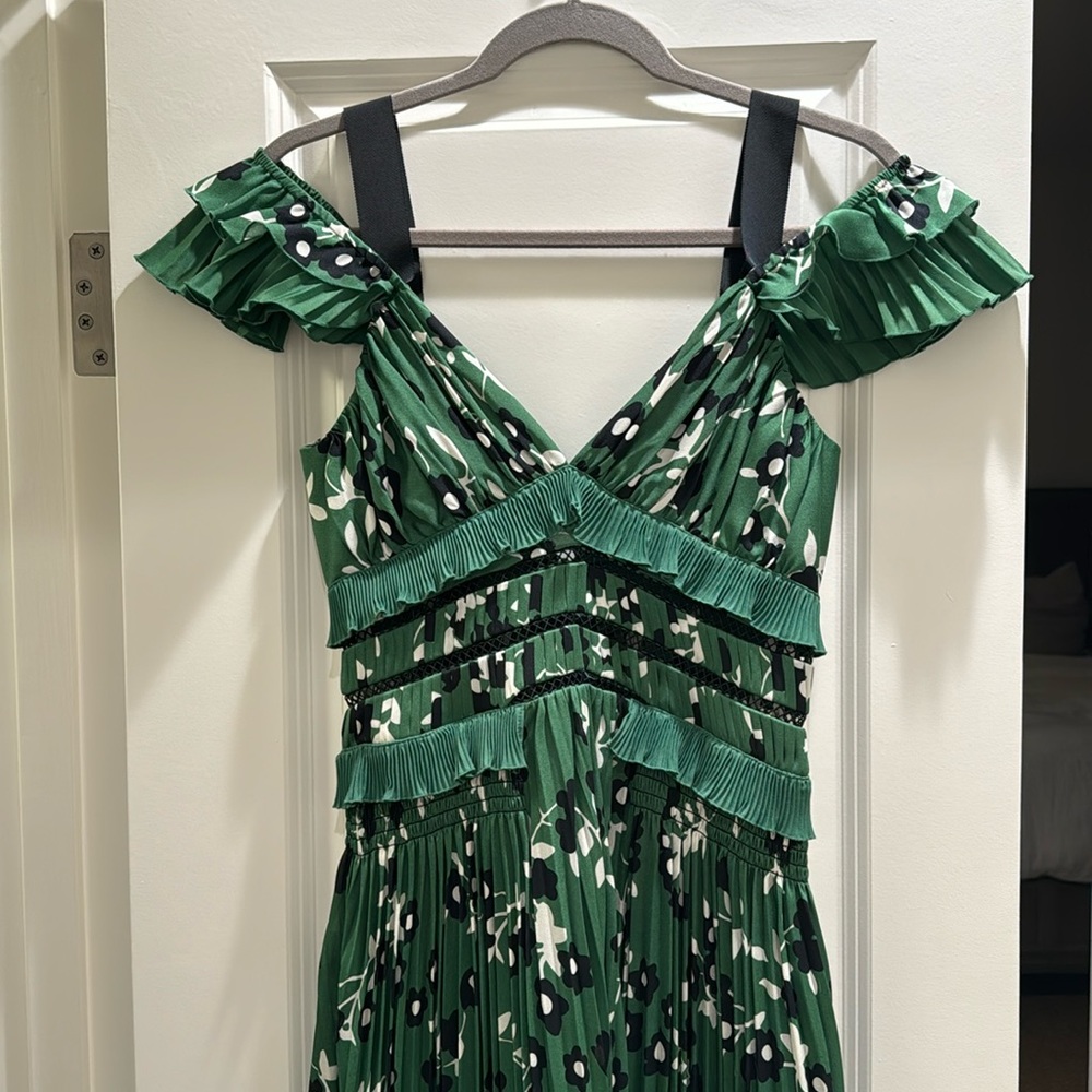 barely worn Self Portrait Green Floral dress-seen on Meghan Markle size US 4